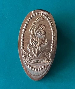 MÜRRISCHER ZWERG mit PICK aus SCHNEEWITTCHEN & 7 ZWERGEN LÄNGLICH GEPRESSTER DISNEY PFENNIG - Bild 1 von 1