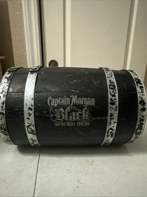 Bar de publicidad de exhibición de tienda de barril de madera de ron especiado negro Captain Morgan Foto 1 de 4