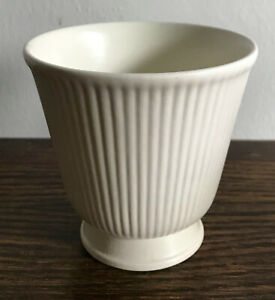 Vintage Wedgwood Etruria & Barlaston 8cm tall cream ribbed footed vase/planter