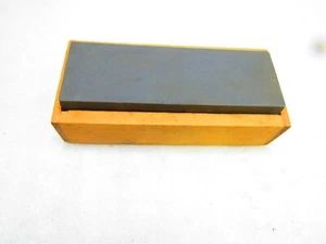 Sharpening stone in wood box - Picture 1 of 6