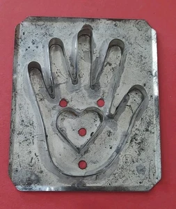 Vintage Flatback Metall HERZ IN DER HAND Ausstecher gelötete Zinn CEL 6" Spengler - Bild 1 von 13