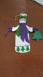 5.5" Clay SNOWMAN HOLDING A TREE 2007 Christmas Ornament - Picture 1 of 6