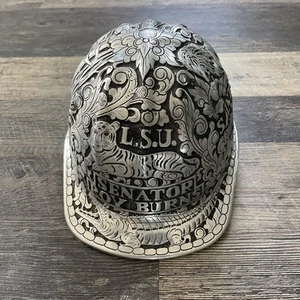 Cappello rigido in alluminio inciso LSU. Senatore Roy Burns personalizzato in rilievo lavorato a mano - Foto 1 di 6