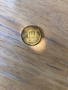2015 Brass Coin From Peru 10 Centimos - Picture 1 of 2