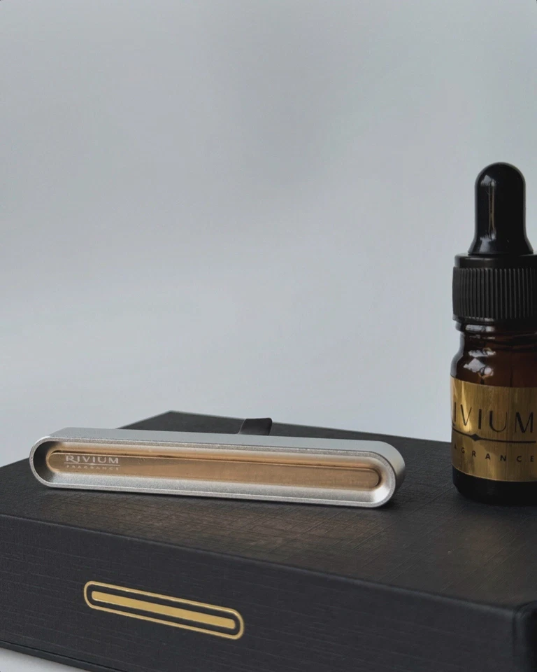 Difusor clip ventilación coche con aceite esencial plata Foto 1 de 4