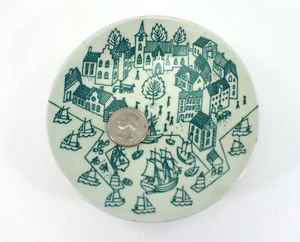 "Placa de coleccionista Nymolle Art Faience Hoyrup Dinamarca 4 3/4"" tema verde ciudad costera" - Imagen 1 de 8