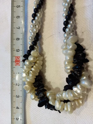 modische Perlenkette 3reihig, schwarz - weiss gedreht, mit Verschluß - Bild 1 von 2