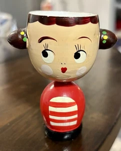 Taza de huevo vintage de niña torneada a mano - Imagen 1 de 2