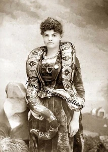 Ein viktorianischer Schlangenbeschwörer - historischer Fotodruck - Bild 1 von 1