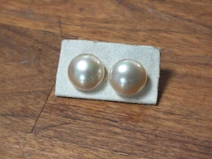 Paire de boucles d'oreille nacrées monture argent ou métal argenté - Foto 1 di 4