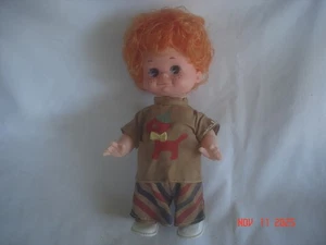 TAN LINDO De colección. MUÑECA HONG KONG TOTALMENTE VESTIDA VINILO PLÁSTICO NARANJA PELO RIZADO - Imagen 1 de 10