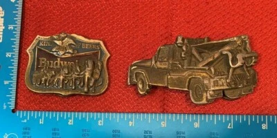 VINTAGE LOT OF 2 BELT BUCKLES BUDWEISER TOW TRUCK 1980  103C - Image 1 of 4