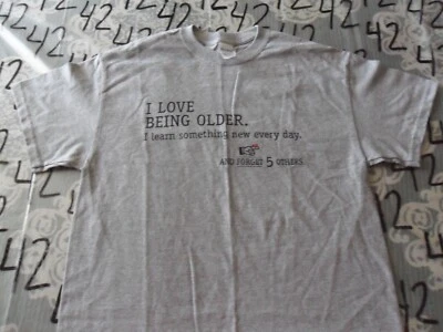 Camiseta mediana nueva sin etiquetas Love Being Old Foto 1 de 4