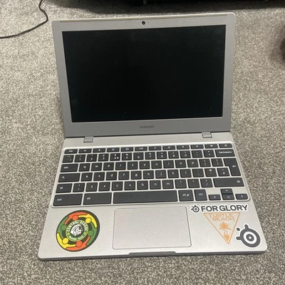 Samsung Galaxy Chromebook Go 11.6" 32GB Silver Power Light Flashes Faulty - Image 1 of 4