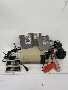 Pacchetto console Nintendo NES - 3 giochi + controller/pistola originale testato - Foto 1 di 7