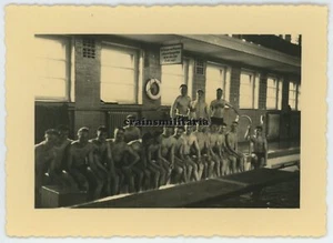 Orig. Foto halb nackte Soldaten in Stadtbad BRAUNSCHWEIG Schild nude akt 1939 - Bild 1 von 1