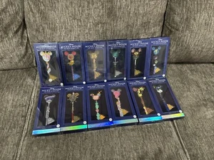 Mickey Mouse Hauptattraktion Schlüssel Set - Januar-Dezember 2022 - NEU - Bild 1 von 1