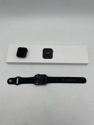 2 Smartwatches Apple Watch SE + Apple Watch Series 3 KONVOLUT BASTLER [DEFEKT] - Bild 1 von 3