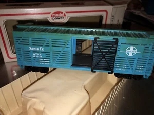NEU IN BOX Nenngröße H0 MODELL POWER SANTA FE # ATSF 582039-8011 40' RINDWAGEN - Bild 1 von 7
