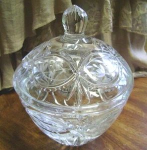VINTAGE LEAD CRYSTAL PRESSED HEAVY ETCHED FLOWER GLASS COVERED BOWL - Picture 1 of 7