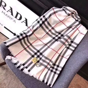 Sciarpa Burberry original. 100%Cashmere BEIGE Leggera. Cm 70x160 *IN SALDO - 50% - Foto 1 di 14