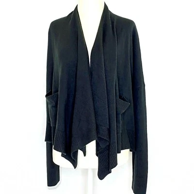 Cárdigan bolo de frente abierto Hampshire Studio para mujer pequeño suéter de punto fino negro Foto 1 de 4