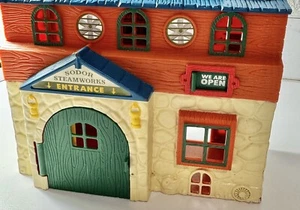 Thomas & seine Freunde Sodor Steamworks aufklappbares Take Along Spielset 2003 komplett - Bild 1 von 8