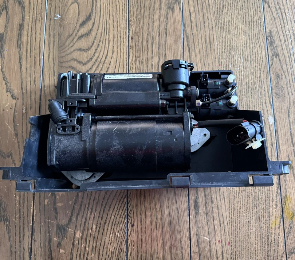 Compresor de suspensión neumática con soporte Land Rover Discovery 1998-2004 RQG 100041 Foto 1 de 4