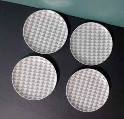 J. CREW - Nuevo Juego de 4 PLACAS APERITIVO Cerámica Gris y Blanco - 7 1/8" Diámetro Foto 1 de 4