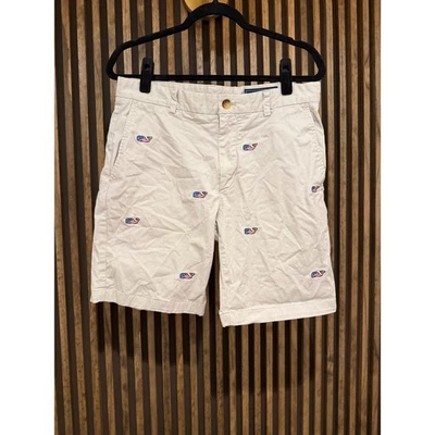 Pantalones Cortos Para Hombre Vineyard Vines Estampado de Ballenas Chino Caqui Informales Foto 1 de 4