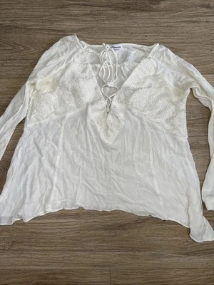 Blusa blanca delicada hooligan talla pequeña  Foto 1 de 4