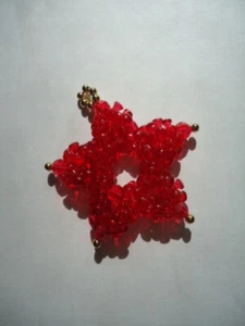 Ornamento stella perline rosse sfaccettate e tri perline e oro rotonde fatte in casa - Foto 1 di 2