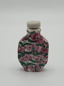 ANTIQUE CHINESE FAMILLE ROSE PORCELAIN SNUFF BOTTLE WITH STONE STOPPER
