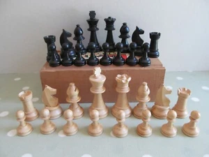 VINTAGE WOODEN K & C CHESS SET COMPLETE IN A WOODEN BOX 63mm KING MADE IN FRANCE - Picture 1 of 10