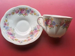 Vintage Shelley English Bone Chine Tasse und Untertasse◾Blumenmuster Rosen? Nelken? - Bild 1 von 7