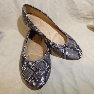 🩰 Old Navy Almond Toe Ballet Flats sz 9 M Gray Snakeskin Pattern Leatherette - Picture 1 of 15