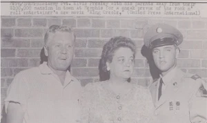 1958 cantante fotográfico de prensa Elvis Presley con padres en el estreno de la película en Memphis - Imagen 1 de 2