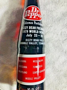 10 OZ DR PEPPER COMMEMORATIVE BOTTLE - 1979 DIZZY DEAN FRESHMAN WORLD SERIES - Picture 1 of 7