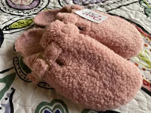 NWT Olivia Miller Girl Pink Faux Sherpa Fur Slip On Clogs Buckle US Size 2 - Picture 1 of 12