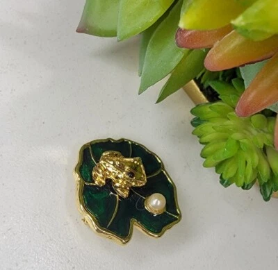 Broche vintage JJ tono dorado y esmalte verde rana de la suerte en almohadilla de lirio con perla Foto 1 de 4
