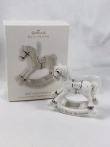 Cavallo a dondolo vintage Hallmark Keepsake primo ornamento in porcellana del bambino 2012 - Foto 1 di 11