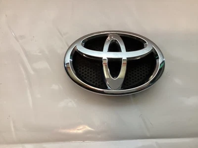 Toyota Yaris 2012-2018 emblema parrilla delantera pieza #75311-12A10 OEM Foto 1 de 4