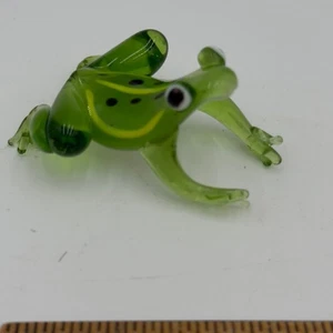 Mundgeblasene grüne Glas Frosch Figur mit schwarzen Punkten & gelben Akzenten - Bild 1 von 6