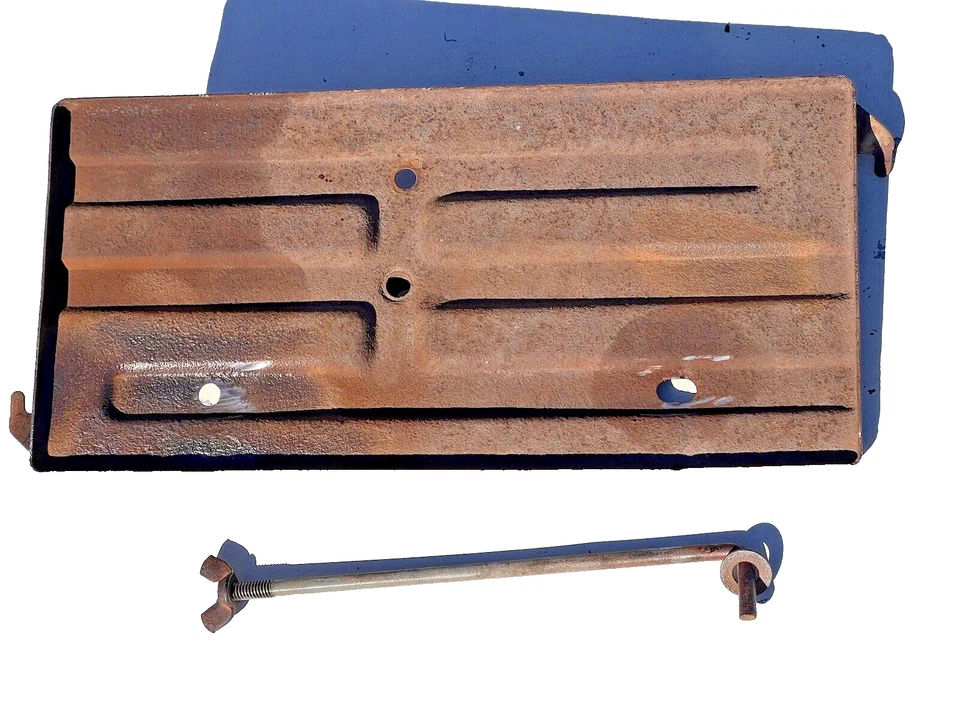 1957 CADILLAC BANDEJA DE BATERIA USADA ORIGINAL COM PARAFUSO DE AMARRAÇÃO 57. - Imagem 1 de 4