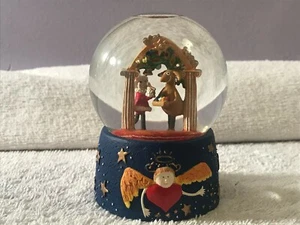 Departamento 56 Pequeño Globo de Nieve Reno y Santa con Ángeles en Base CH3810 - Imagen 1 de 10