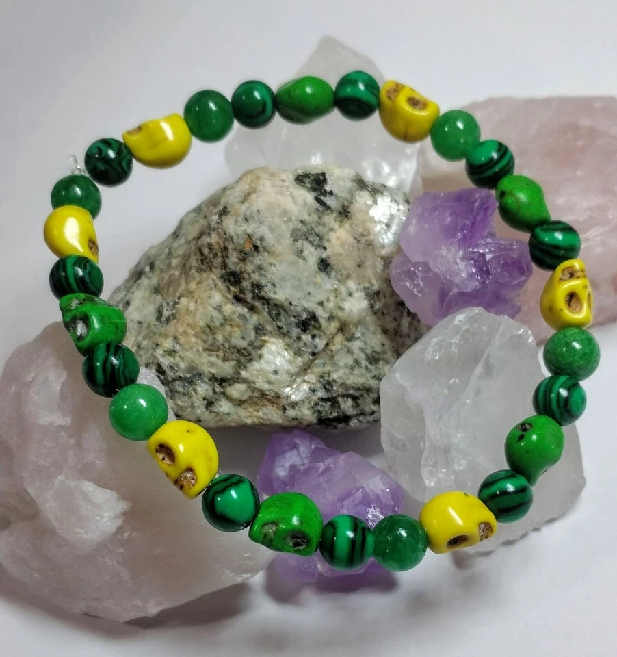 Pulsera elástica calaveras piedras de jade, malaquita y howlita Foto 1 de 1