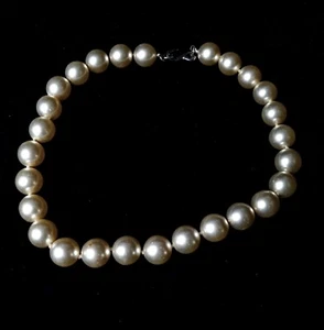 Preciosa gargantilla Kenneth Jay Lane KJL imitación perla cuentas anudada años 80 gruesa - Imagen 1 de 3