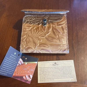 Cartera Patricia Nash con parte de moneda merlot tres pliegues flores PN81169 - Imagen 1 de 5