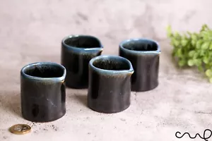 Juego de 4 NUEVAS jarras de crema de cerámica negras hechas a mano individuales jarras de leche pequeñas regalo - Imagen 1 de 8