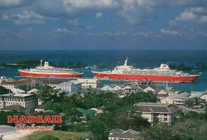 Kreuzfahrtschiffe in Nassau, Bahamas, glitzerndes türkisfarbenes Wasser --- Postkarte - Bild 1 von 2